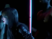 Aziatische schoonheid en zwarte mannen dansen