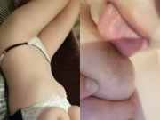 Meisje met grote borsten masturbeert